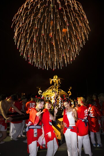 花火と神輿の共演