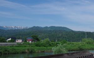 最上川沿い（大橋）からの山容